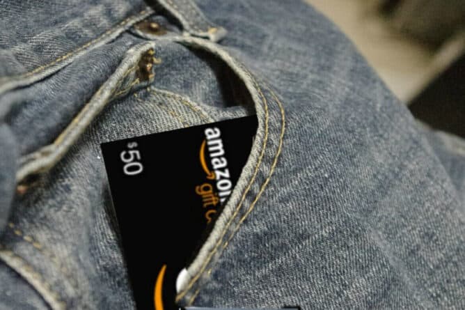 Amazon gift cards are as good as cash on the world's largest retailer. There are several apps that can help you ro earn free Amazon gift cards.ree